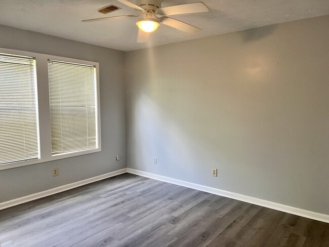 Building Photo - 1002 Brookhollow Dr