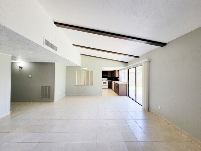 Foto del edificio - NICE 3 BEDROOM 2 BATH RENTAL HOME IN CY FA...