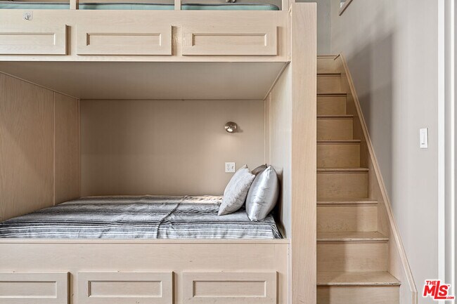 Building Photo - 630 W 28th St