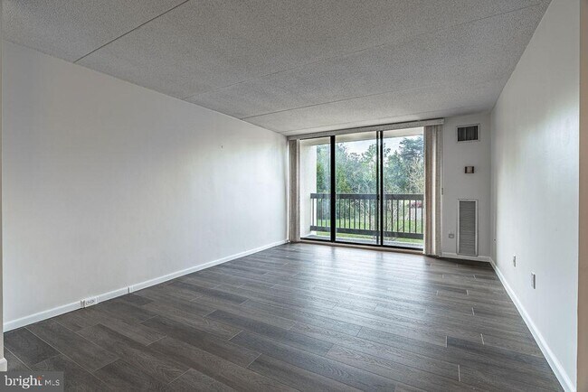 Foto del edificio - 6300 Stevenson Ave