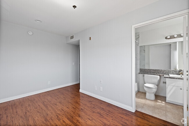2BD, 2BA - 900SF - Primary Bedroom - Hoover Hilltop