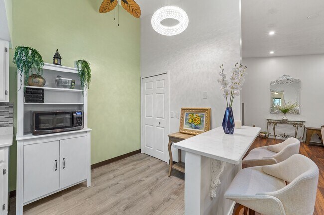 Building Photo - Fully Furnished Westlake Retreat - 2beds /...