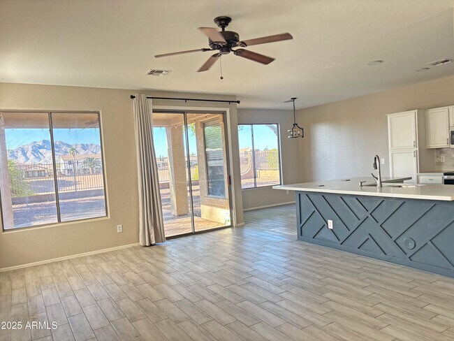 Building Photo - 3399 E Meadowview Ct