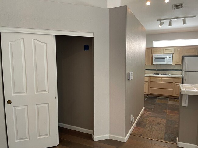 Foto del edificio - Charming 3-Bedroom Home Backing to Greenway with Golf Course Access