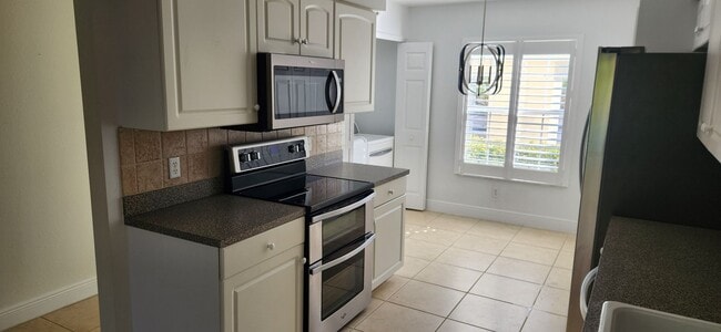 Building Photo - 4925 Sandra Bay Dr