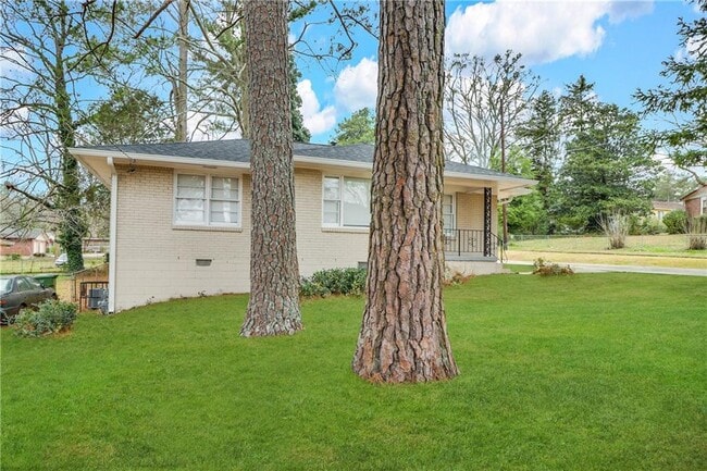 Building Photo - 2407 Baywood Dr SE