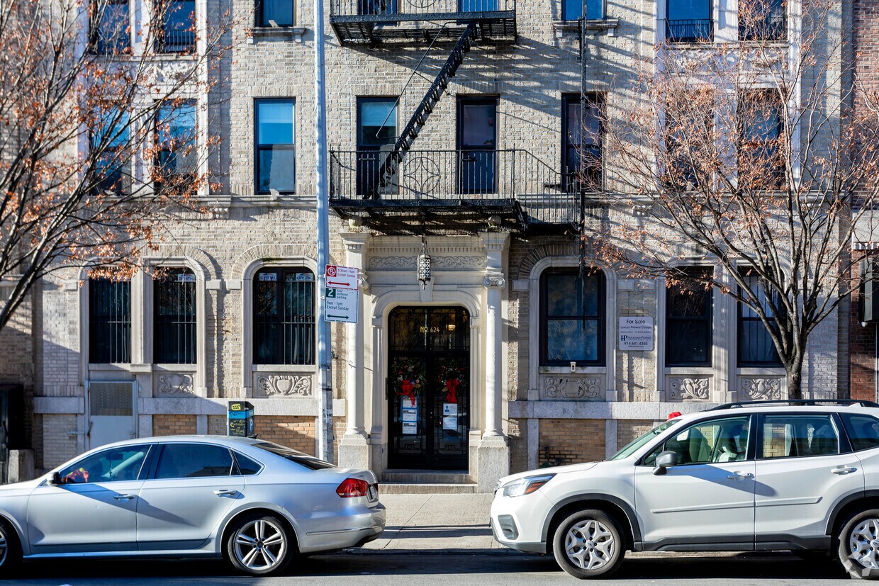 Entrada - 624 W 207th St