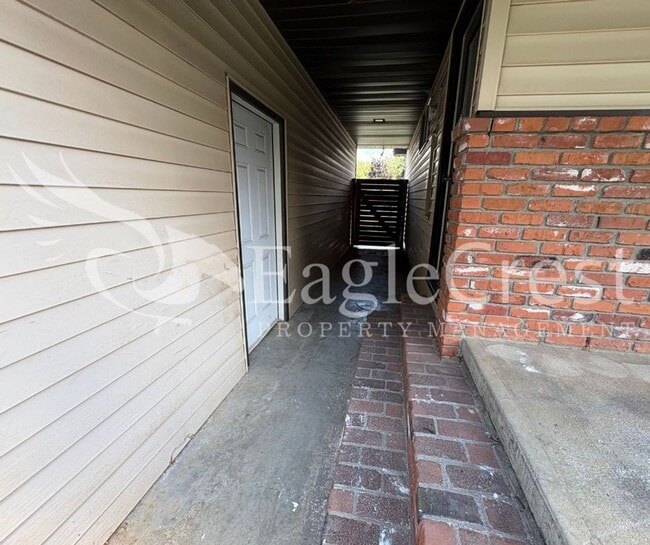 Building Photo - Three Bedroom, Two Bathroom House plus bon...