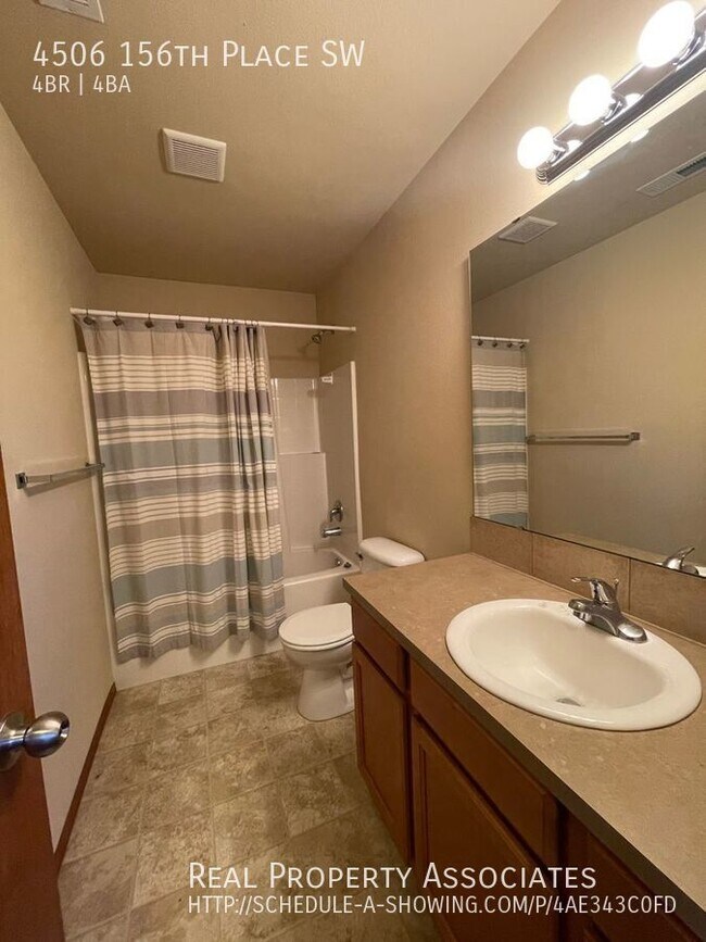 Building Photo - Pet Friendly, Spacious 4 bed, 3.5 bath