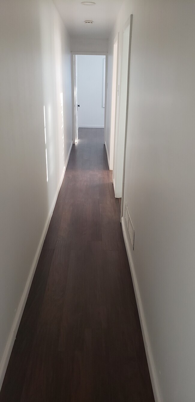 Hardwood flooring - 1932 Magellan Ave