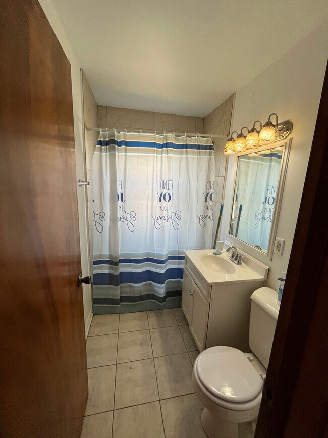 Building Photo - 3 Bedroom Homes available in Rockford