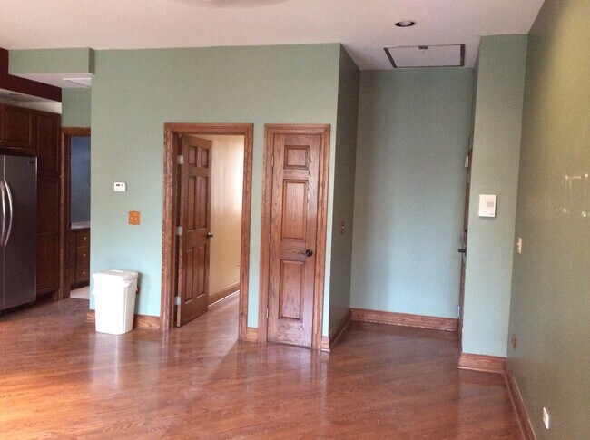 Living / Dining / Entrance - 2017 S Prairie Ave