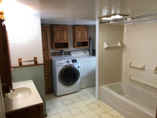 Building Photo - 1010 Grovania Dr