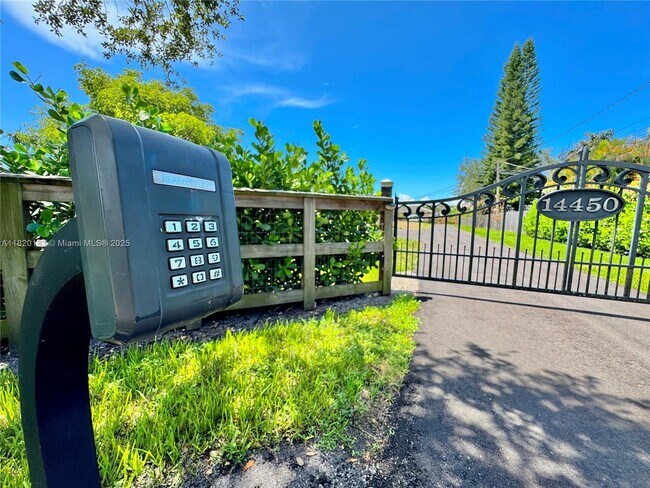 Foto del edificio - 14450 SW 24th St