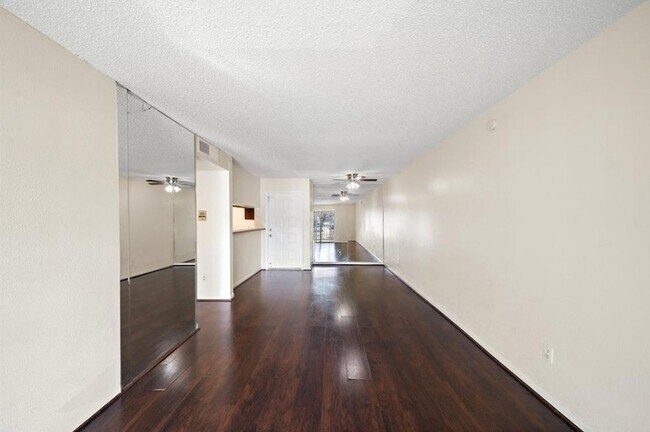 Foto del edificio - 2818 S Bartell Dr