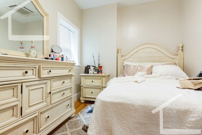 Building Photo - AMAZING 2 BED IN ALLSTON