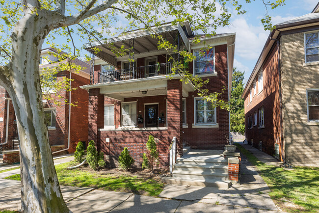 Building Photo - 887 Beaconsfield Ave