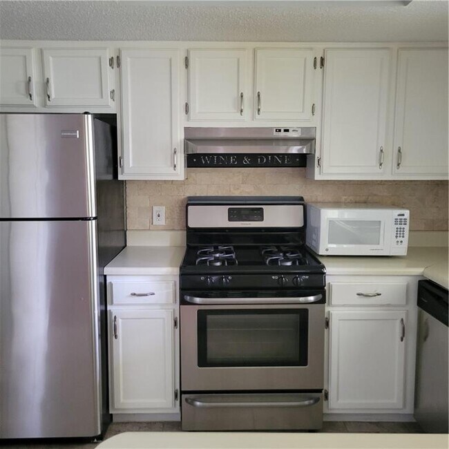 Building Photo - 62 Rumson Ct