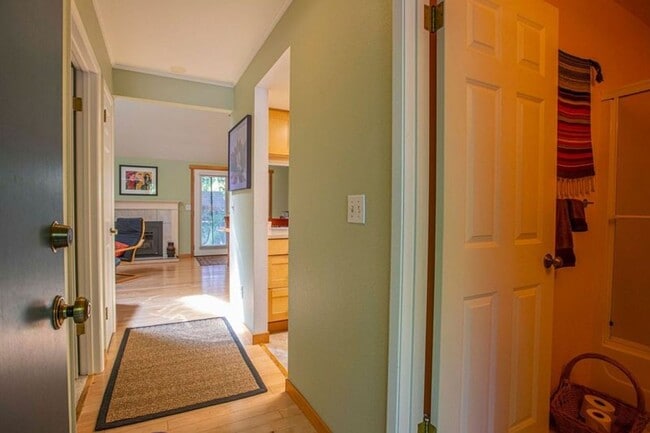 Building Photo - Lovely Fully Furnished Langley Condo-Ready...