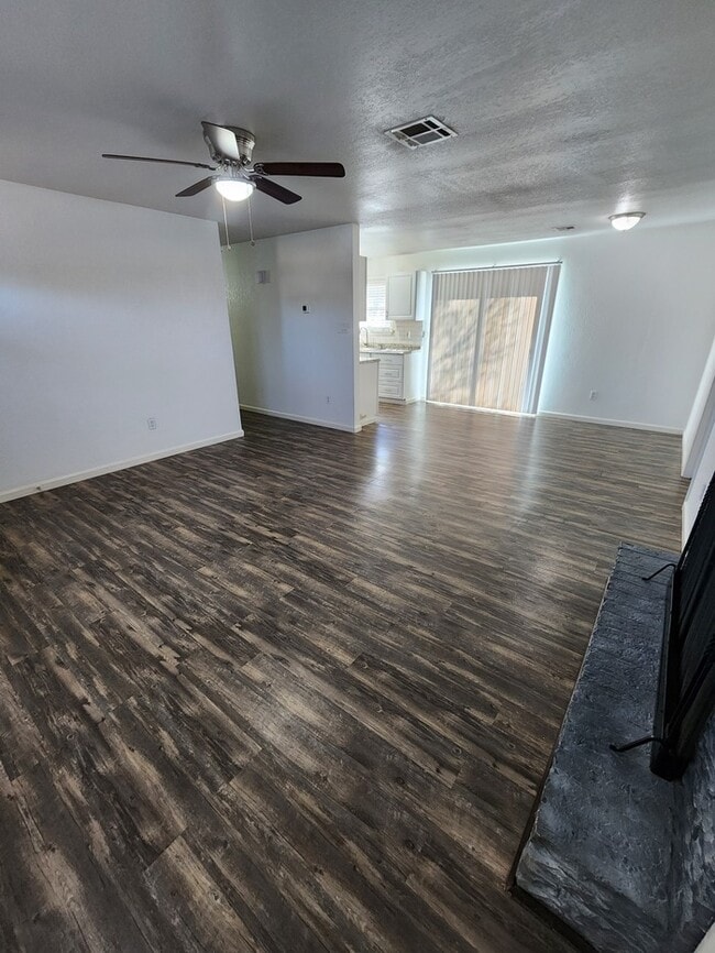 Building Photo - 3 bed 2 bath home, move in ready!