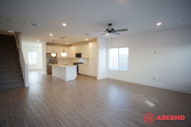 Foto del edificio - Spacious 5-Bedroom Home in Gossamer Grove with Solar & Modern Kitchen