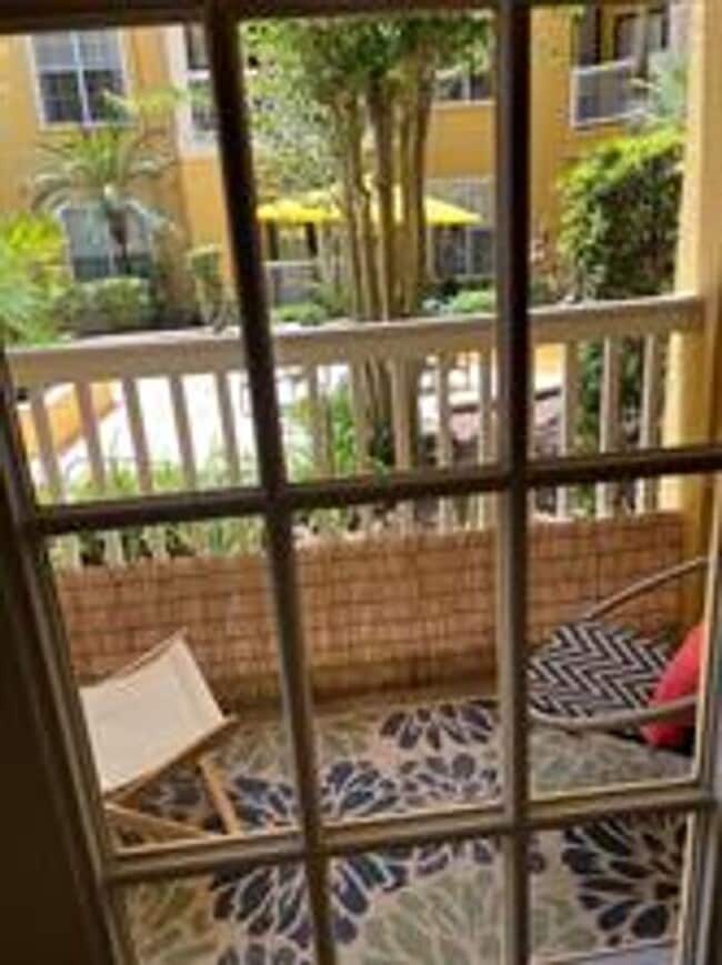 Foto del edificio - Fully remodeled and designer-decorated unit, 7 months to 1 year lease available.