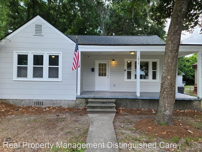 Building Photo - 3 br, 1 bath House - 1915 Helm Avenue