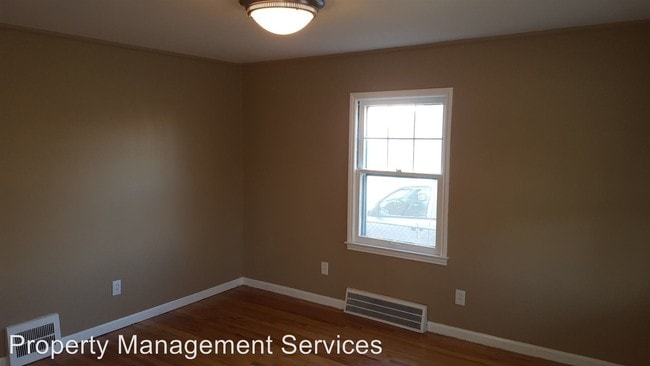 Building Photo - 2 br, 1 bath House - 18590 Roscommon St**