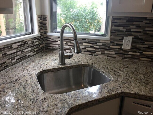Foto del edificio - 23140 Orchard Lake Rd