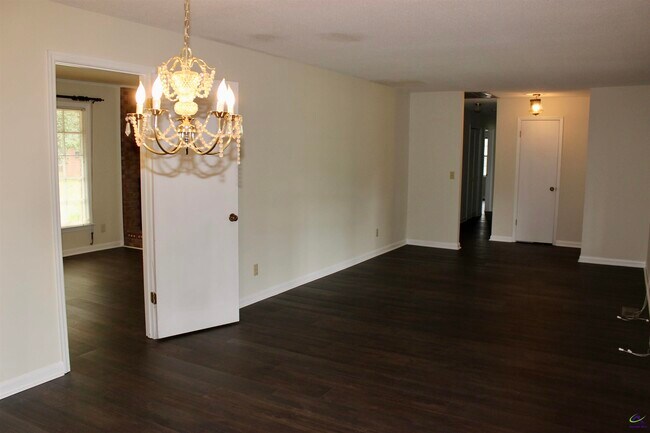 Foto del edificio - 1004 Ridge Cir S