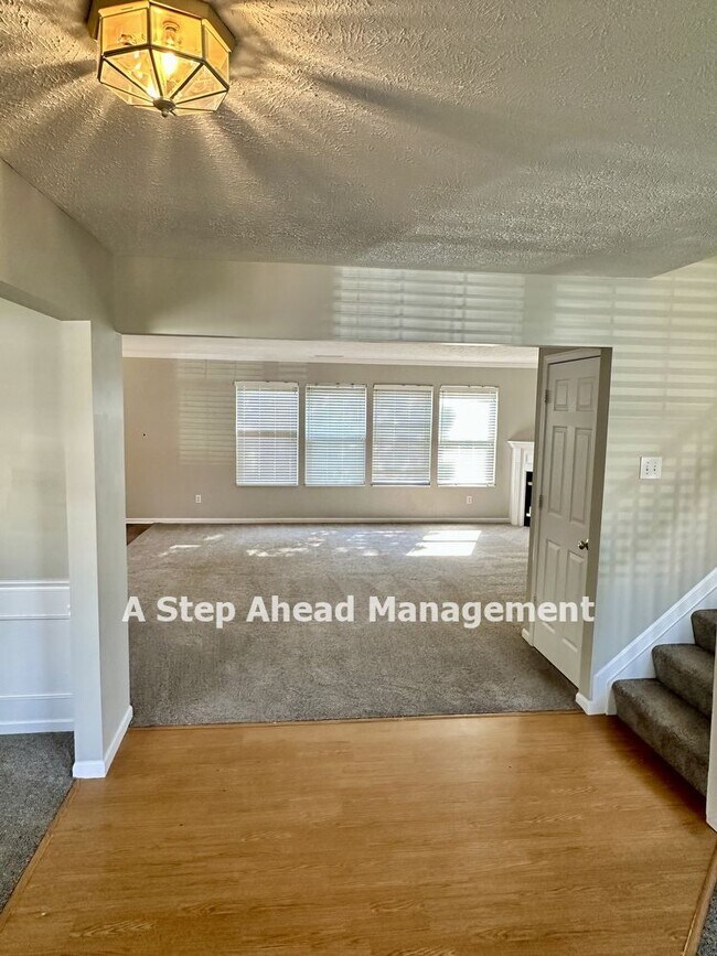 Building Photo - 6527 Hunters Ridge-4 bed/2.5 Bath in Zions...