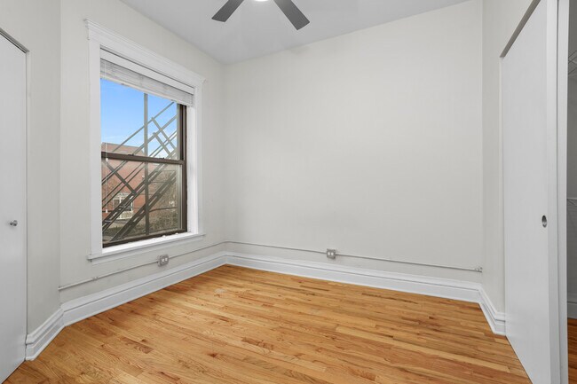 Building Photo - 846 W Sheridan Rd