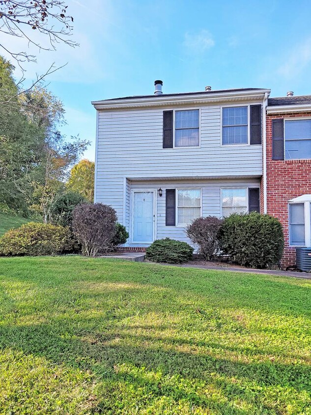 Primary Photo - 941 Maiden St