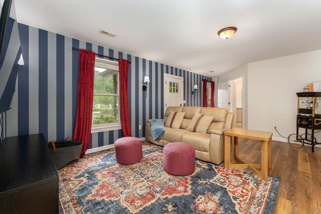 Foto del edificio - 2224 Brevard Rd