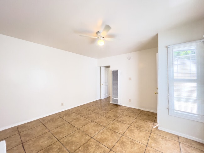 Building Photo - 425 W Garfield Ave