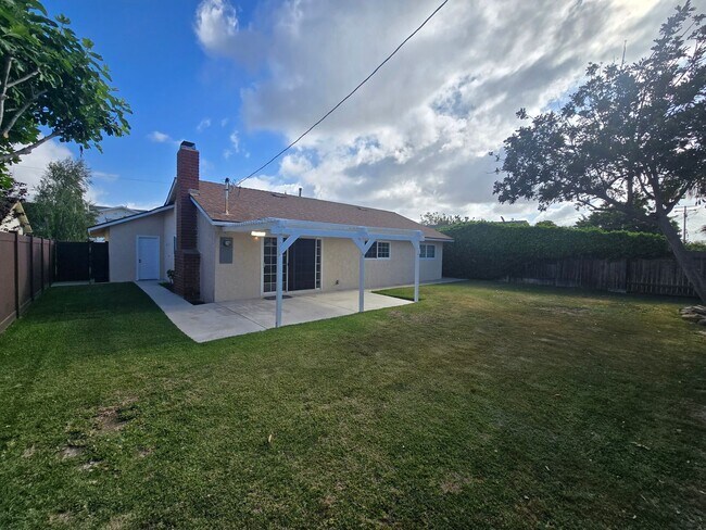 Foto del edificio - Beautiful 3 Bedroom 2 Bathroom Home In a P...