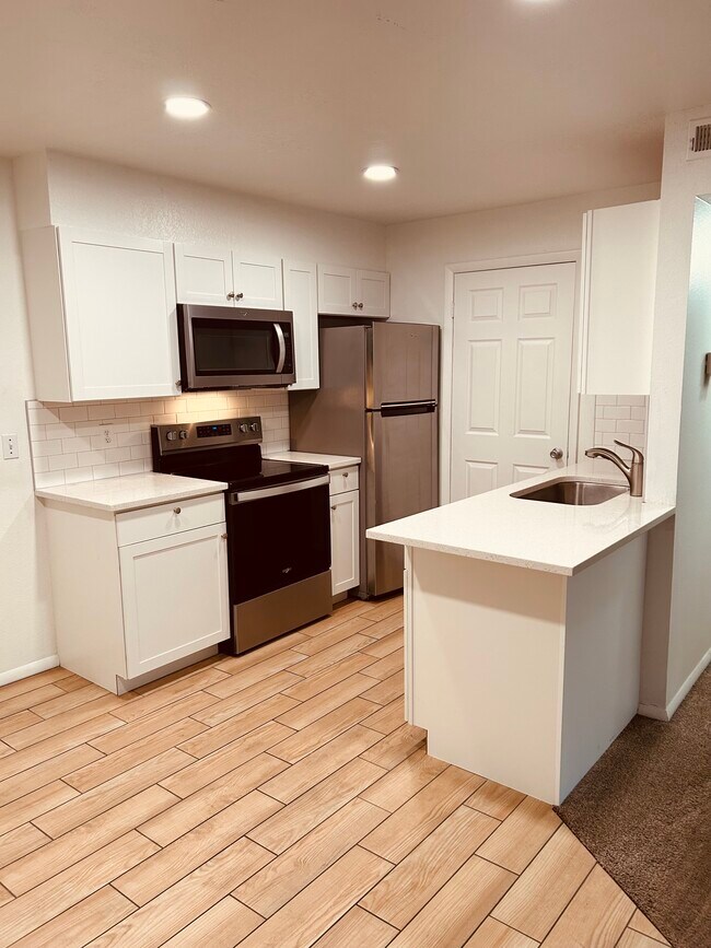 Building Photo - 1216 E Waterside Cv