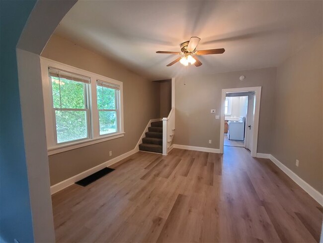 Building Photo - 152 N Roys Ave