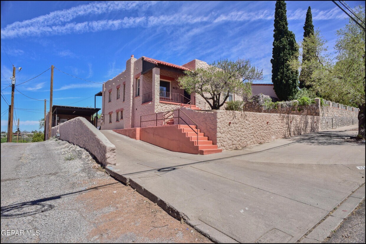 Primary Photo - 615 E University Ave