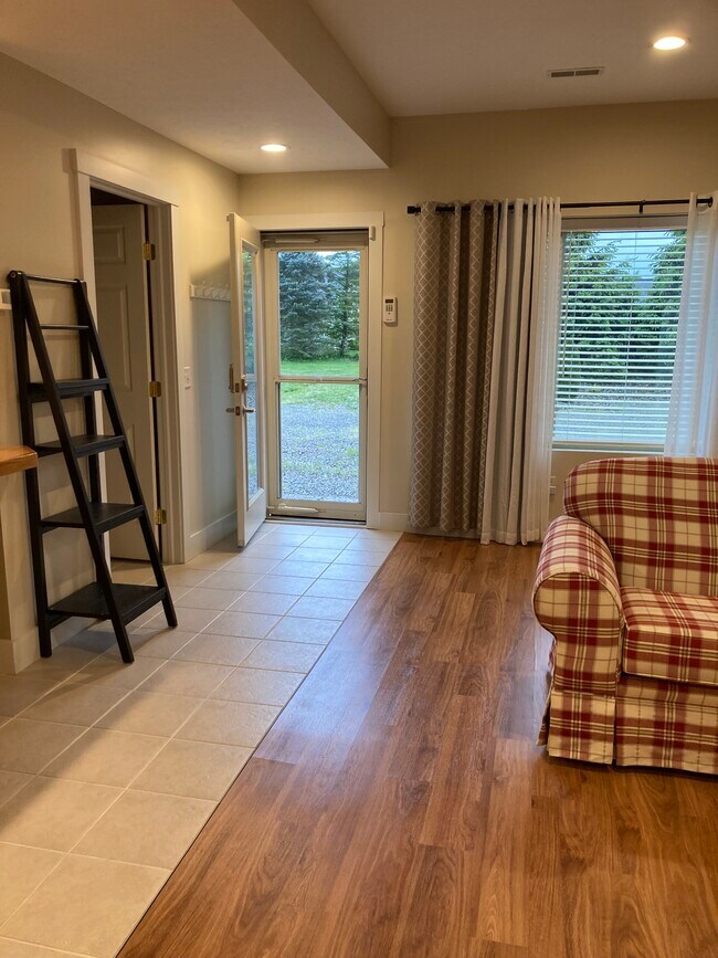 puerta trasera privada - 746 Dale Ave NW