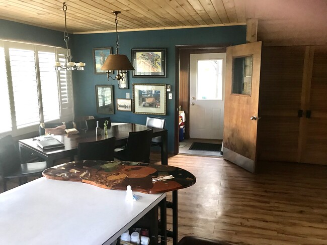 Área de comedor - 202 Division St S