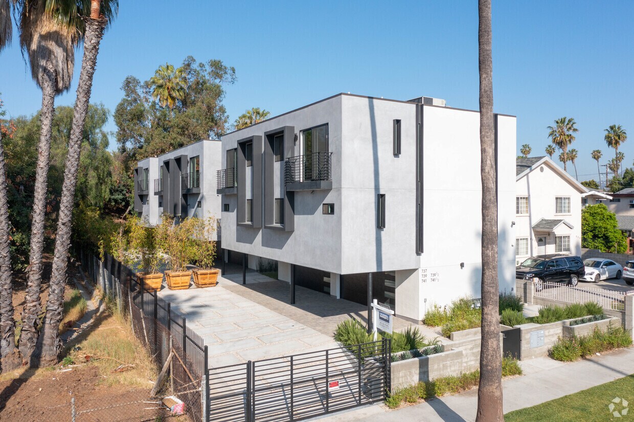 Alternate - 739 N Mariposa Ave