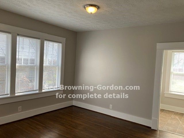 Building Photo - Charming 3 bedroom locasted within walking...