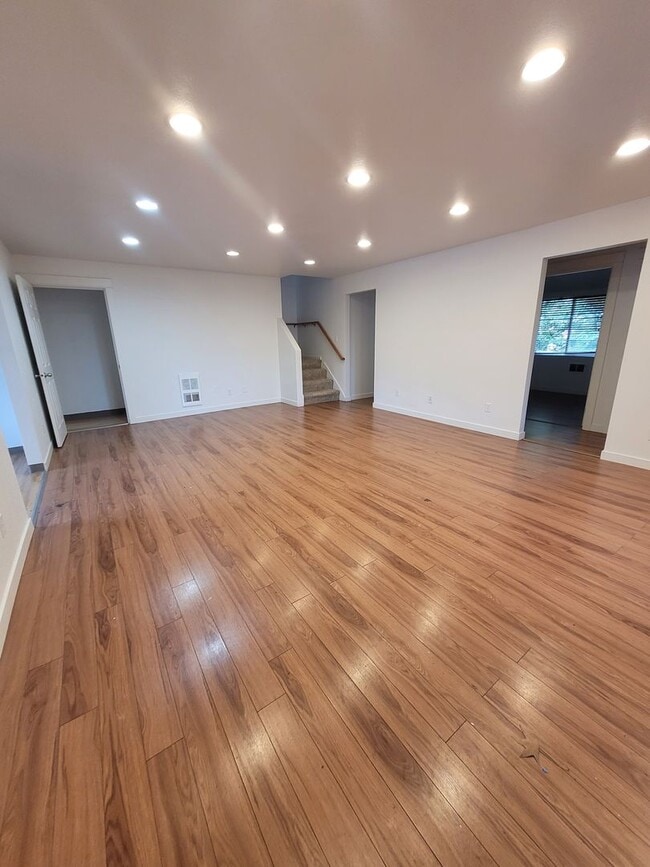 Building Photo - 140 B St