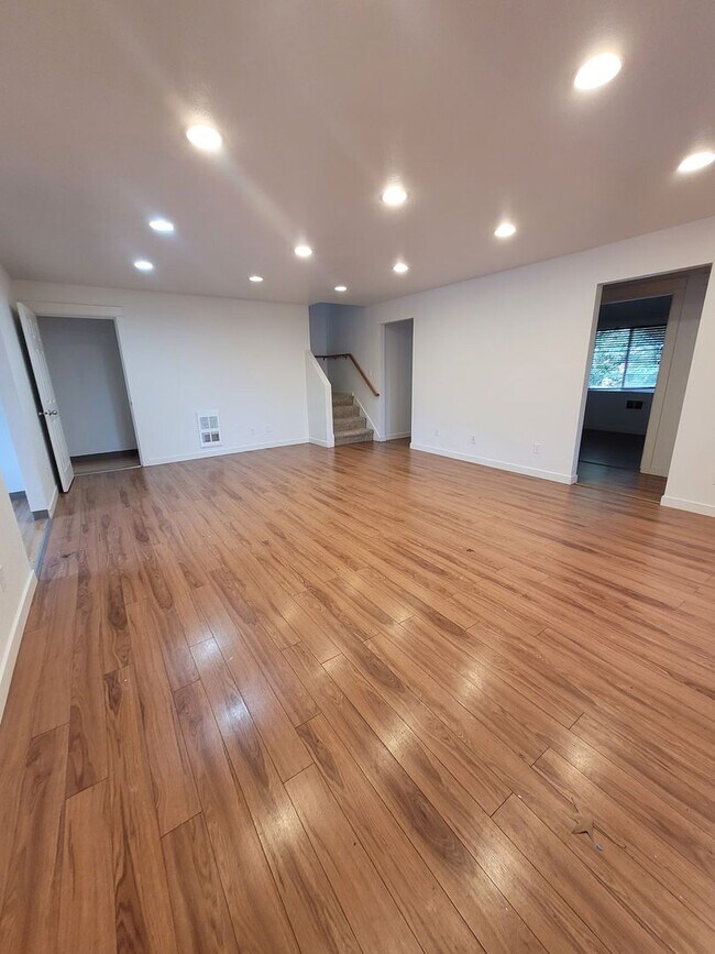 Foto del edificio - 4BD/2BA Duplex located in Springfield