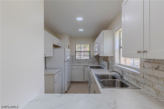 Foto del edificio - 5343 Treetops Dr