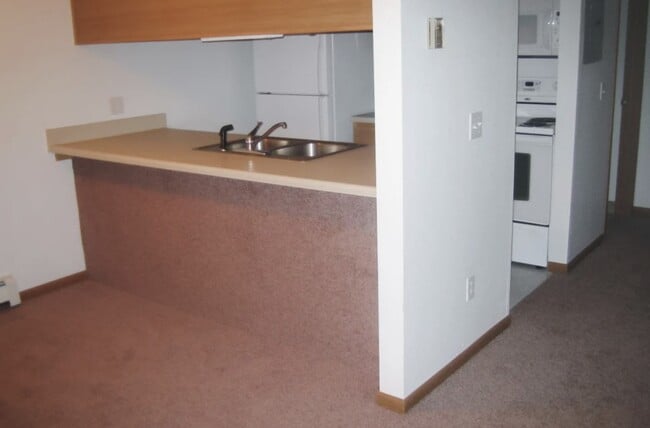 Building Photo - 260 N Maple Rd