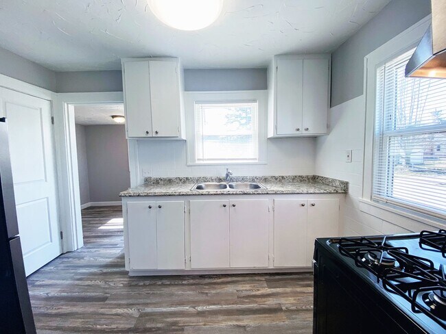 Building Photo - Newly Renovated 2 Bed 1 Bath House for Rent!