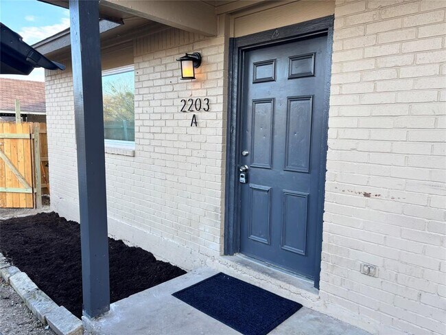 Foto del edificio - 2203 Donahue Ln