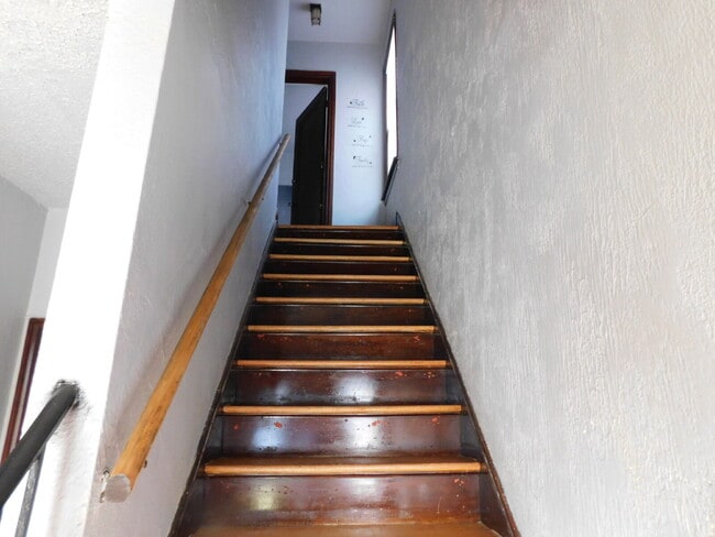 Building Photo - Clean and Tidy Upper Unit of Duplex